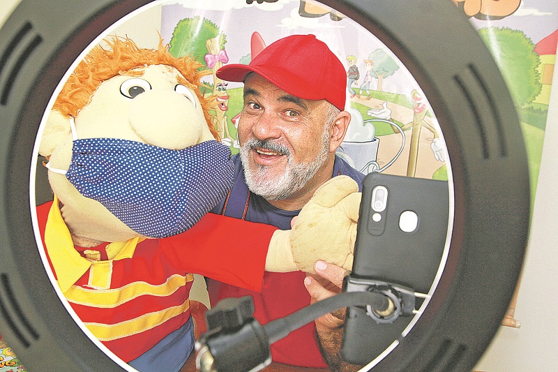 O psicopedagogo e sociólogo Eugênio Fernandes, de Vitória, conta várias peripécias para crianças em seu perfil do Instagram @eugeniofernandes70 e no YouTube EugênioFernandes70. Às segundas, quartas e sextas, às 15h, tem a “Quarentena de histórias”. Já às terças e quintas, às 20h, tem o projeto “Eu conto daqui, você conta daí”. (Foto: Kadidja Fernandes/AT)