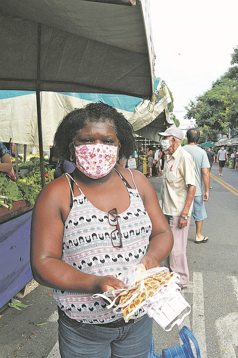 A retomada das feiras foi um alívio para a ambulante Leidy Dias, 52 anos (Foto: Kadidja Fernandes/ AT)