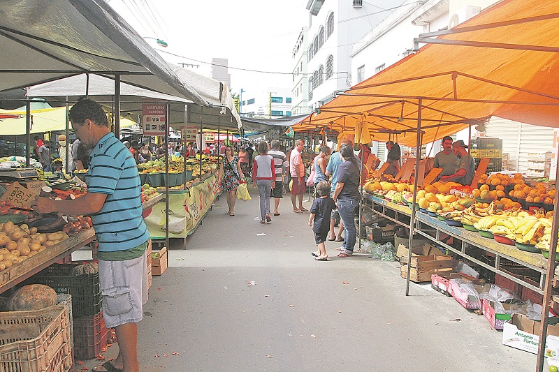 Feira na rua lateral da Expedito Garcia, em Campo Grande, Cariacica (Foto: Kadidja Fernandes/AT)