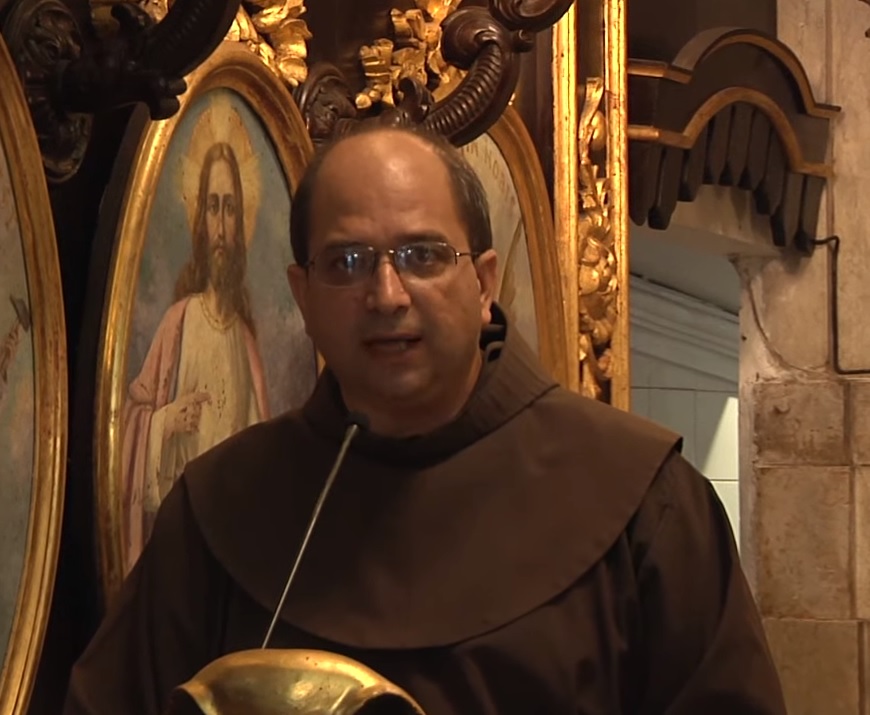 Guardião do Convento da Penha, frei Paulo Roberto pede que fiéis façam homenagens à padroeira com orações, de casa (Foto: Reprodução/Youtube)