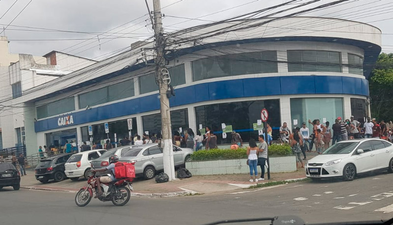Fila na agência da Caixa Econômica em Laranjeiras (Foto: Cleferson Comarela / Divulgação)