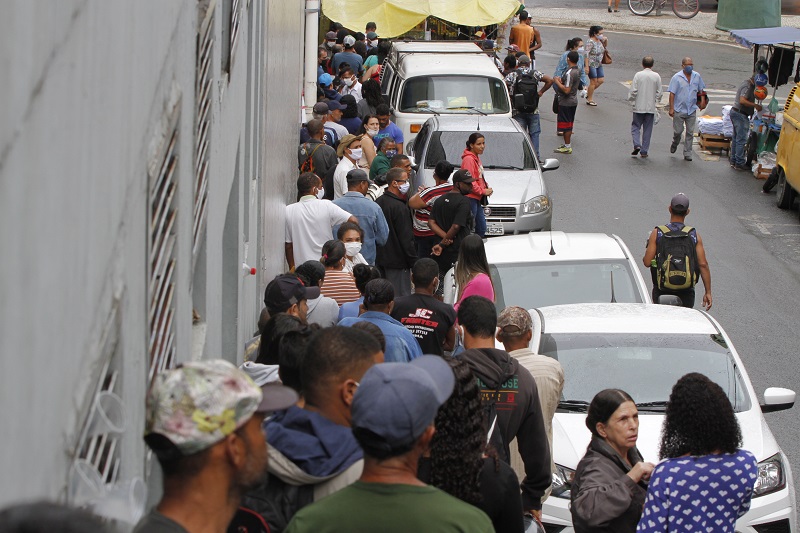 Fila em agência da Caixa Econômica para receber auxílio emergencial (Foto: Fábio Nunes/AT)
