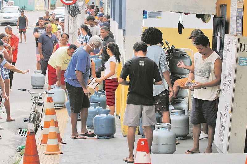 Fila para comprar gás de cozinha por R$ 65 em distribuidora de São Pedro, em Vitória. (Foto: Fábio Nunes/AT)