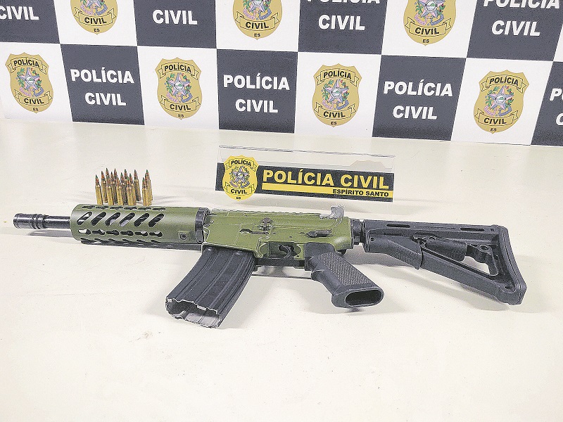 Fuzil apreendido pela polícia (Foto: Taynara Nascimento)