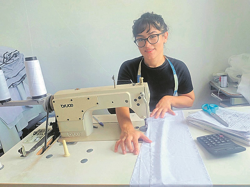 Gabriela Brito está aproveitando o período em casa para aprender a costurar e já produziu almofadas (Foto: Lucas Brito/Divulgação)