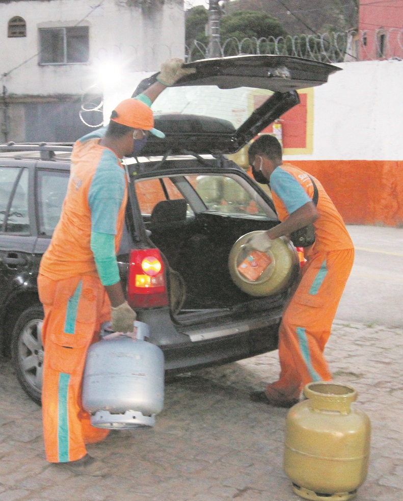 Venda no sistema drive-thru foi a saída encontrada por distribuidora (Foto: Leone Iglesias/AT)