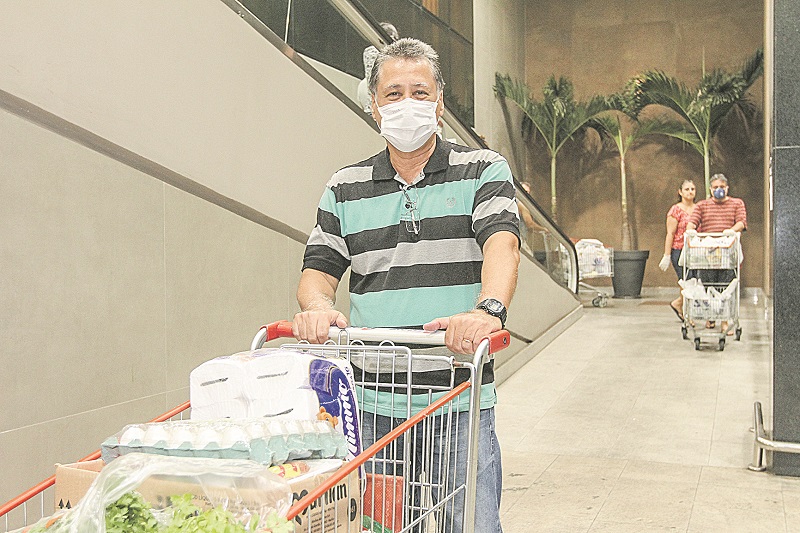 Funcionário público Joaquim Martins, de 59 anos, tem hipertensão e não abandona a máscara ao sair de casa (Foto: Beto Morais/ AT)
