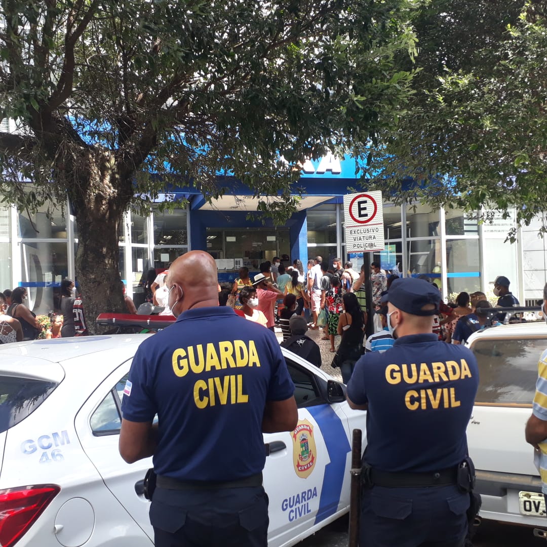 Funcionários do banco e até agentes da Guarda Civil Municipal tentavam organizar a fila (Foto: Wilton Junior)