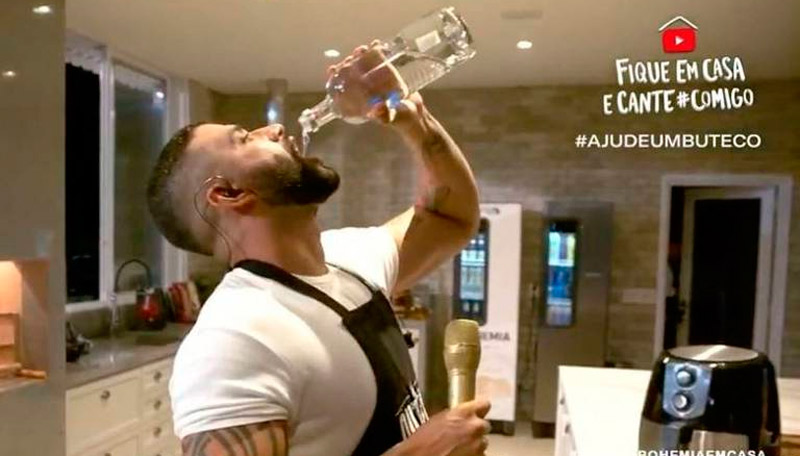 Gusttavo Lima bebe vodka direto da garrafa (Foto: Reprodução / Youtube)