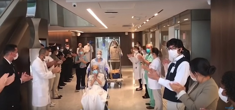 Gina Dal Colleto, de 97 anos, estava internada desde o dia 1º de abril; ela foi aplaudida por equipe médica e funcionários (Foto: Reprodução Youtube)