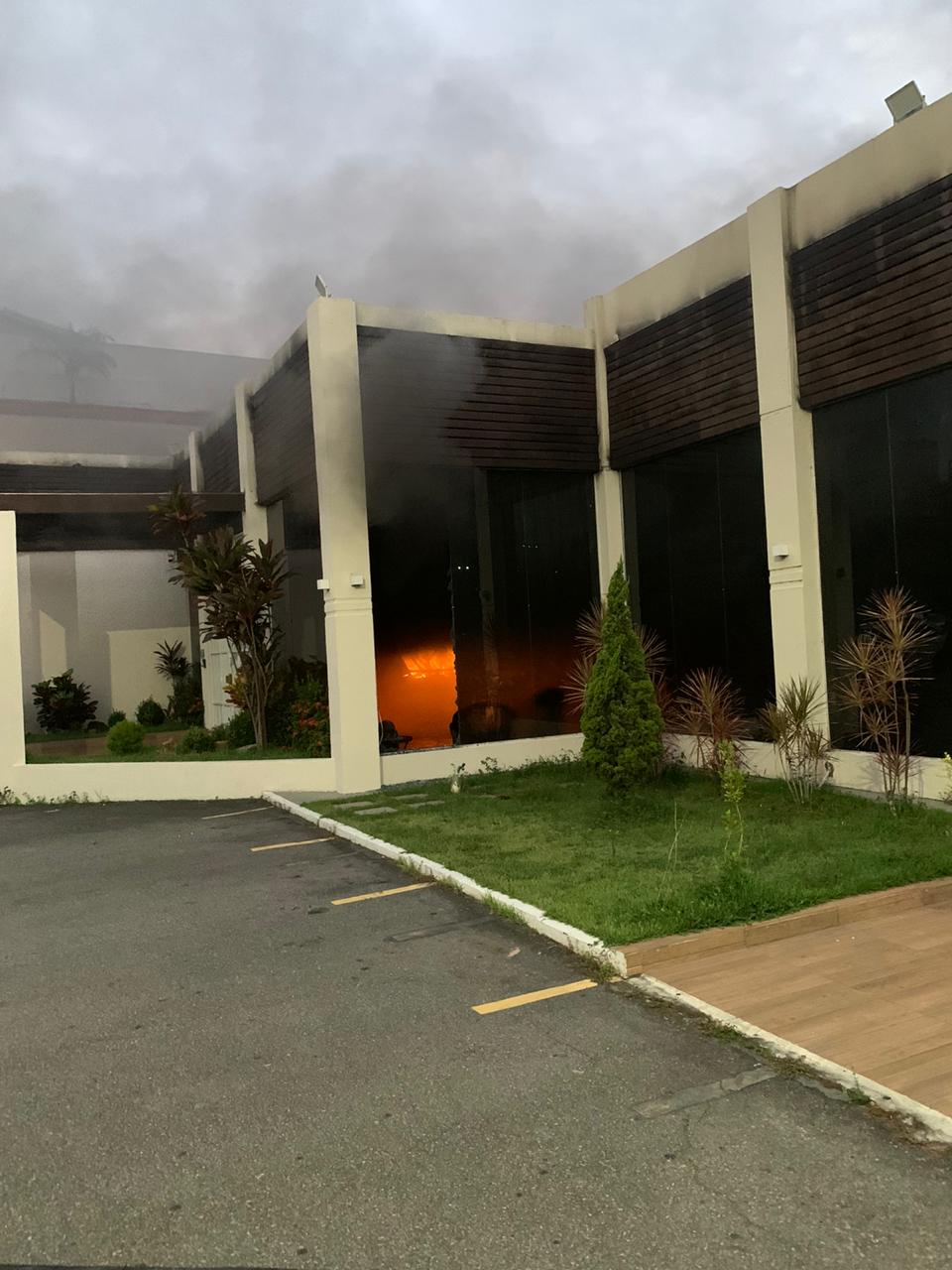 Fogo deixou igreja danificada (Foto: Leitor)