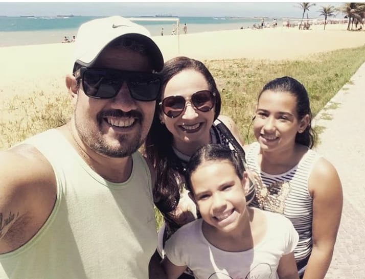 Joaquim Corrêa Filho, o Júnior, ao lado da mulher Wallesca e das filhas Ana Luisa e Melissa (Foto: Acervo pessoal)