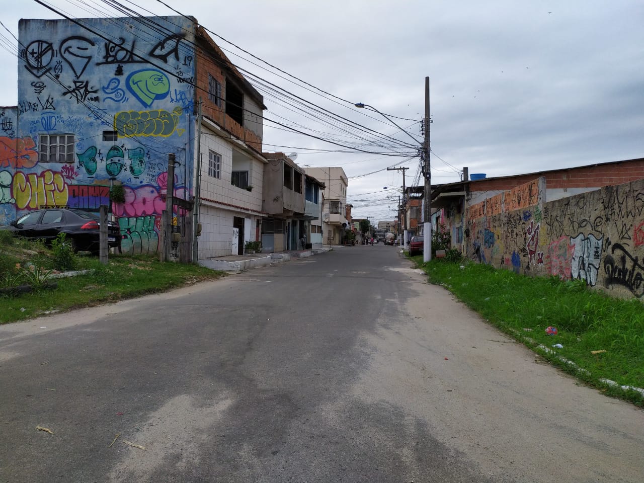 Três jovens foram baleados e um morreu depois de um ataque no bairro Guaranhuns, em Vila Velha (Foto: Júlia Afonso)