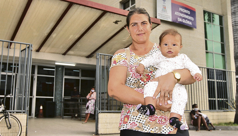 Juliana, com a filha Helena: mãe contou que foi a três unidades de saúde, mas não conseguiu imunização (Foto: Beto Morais / AT)