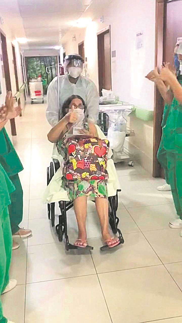 Dona Laucília deixa o hospital sob aplausos da equipe de saúde (Foto: Divulgação)