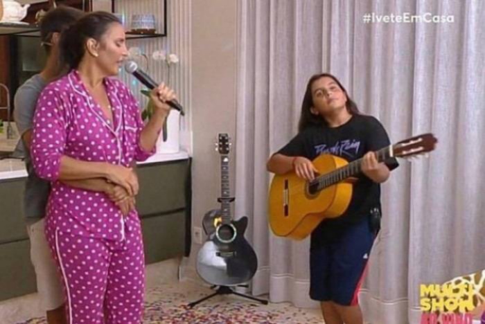 Live feita por Ivete Sangalo na cozinha de casa (Foto: Reprodução/Redes sociais)