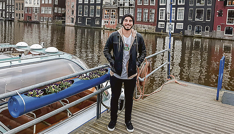 Lucas Gardoni em Amsterdã, na Holanda, um dos países que visitou na Europa. Ao retornar ao Brasil, no dia 16, sentia falta de ar (Foto: Acervo Pessoal)
