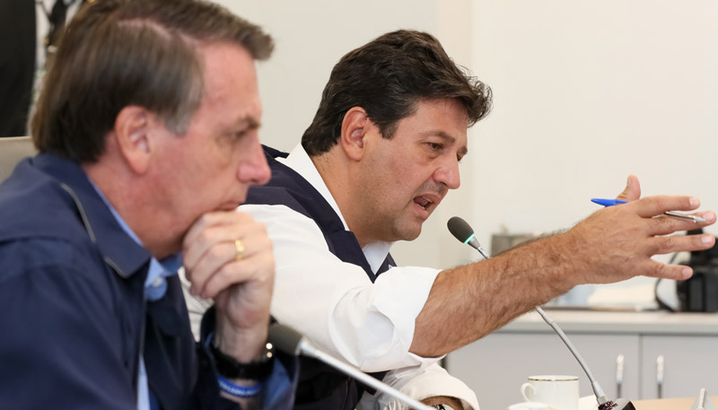 Mandetta e Bolsonaro, durante videoconferência com prefeitos (Foto: Isac Nóbrega / PR)