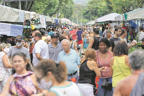 Feira fica lotada em Jardim da Penha, Vitória. Comércio no local é liberado, mas a prefeitura orienta distanciamento (Foto: Dayana Souza/AT)