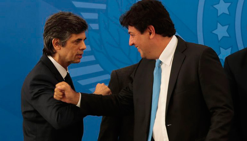 Nelson Teich e Luiz Henrique Mandetta se cumprimentam com os cotovelos (Foto: Marcello Casal Jr / Agência Brasil)