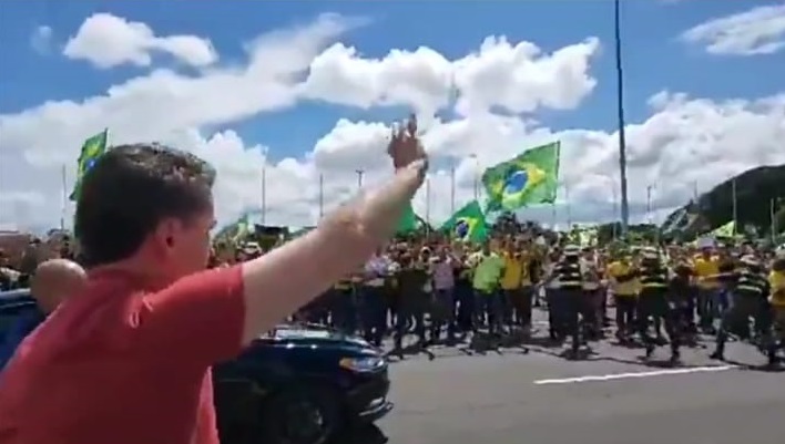 Bolsonaro participou pelo segundo dia seguido de manifestação em Brasília. (Foto: Reprodução Twitter)