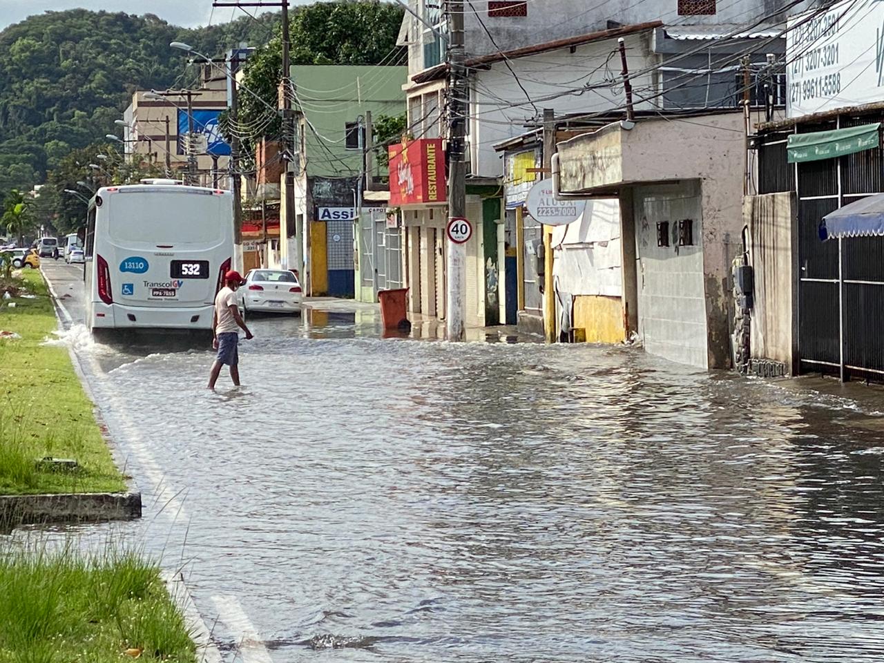 Água invadiu a avenida Paulino Muller, na Ilha de Santa Maria, em Vitoria (Foto: Kadidja Fernandes/ AT)