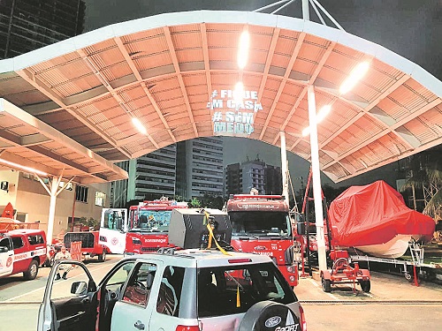Frases como “Sem Medo” e “Ajude quem precisa” apareceram em paredes e nas fachadas de edifícios em Vitória (Foto: Divulgação)