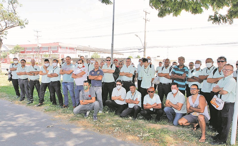 Motoristas e cobradores cruzaram os braços por causa do atraso no pagamento (Foto: Fábio Bunes/AT)