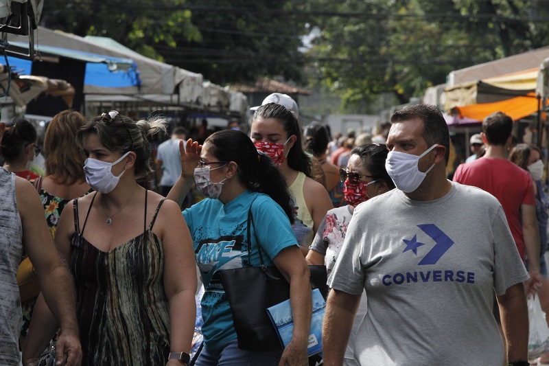 Movimentação em feira livre de Jardim da Penha, em Vitória (Foto: Fábio Nunes - 25/04/2020)