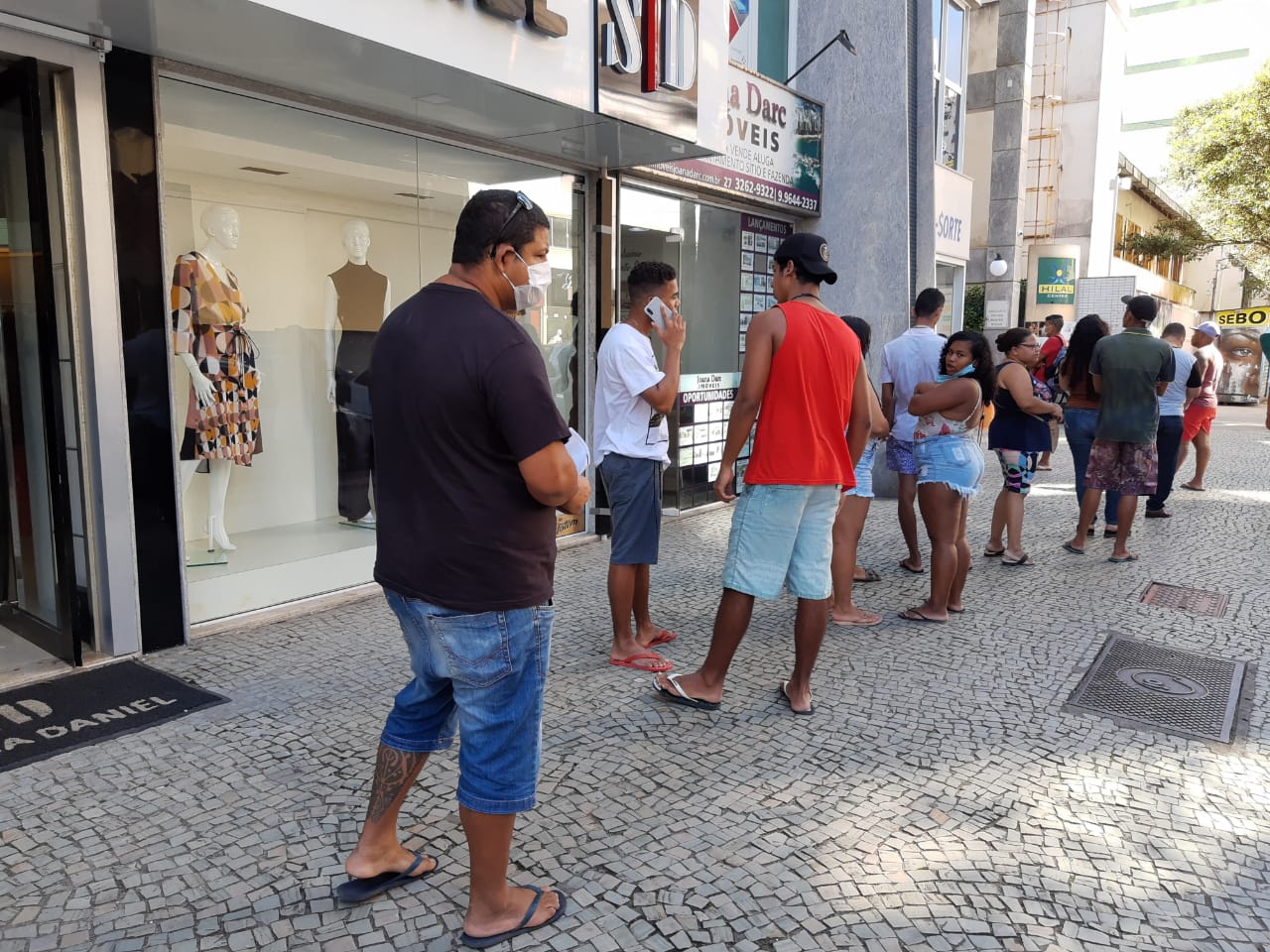 Movimentação nas ruas de Guarapari nesta quarta-feira (22) (Foto: Roberta Bourguignon)