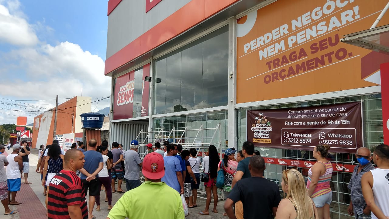 Movimento de clientes na porta de loja de material de construção, na Serra (Foto: Beto Morais)