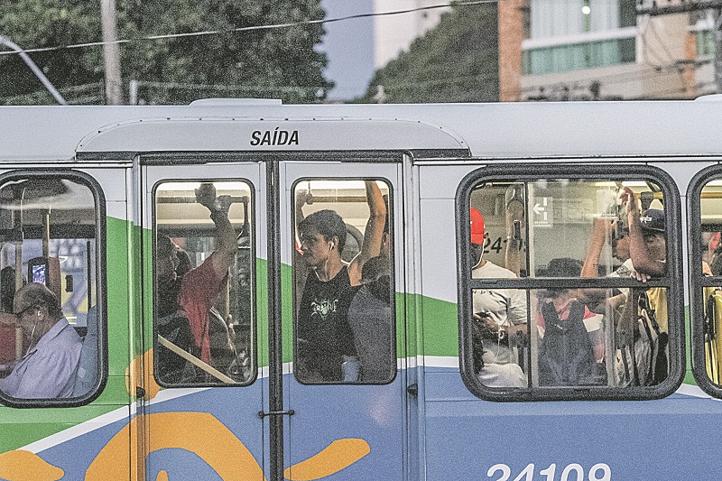 Ônibus circula com passageiros em pé no horário de pico: governo busca medidas para evitar a superlotação (Foto: Leone Iglesias/ AT/ 17/03/2020)
