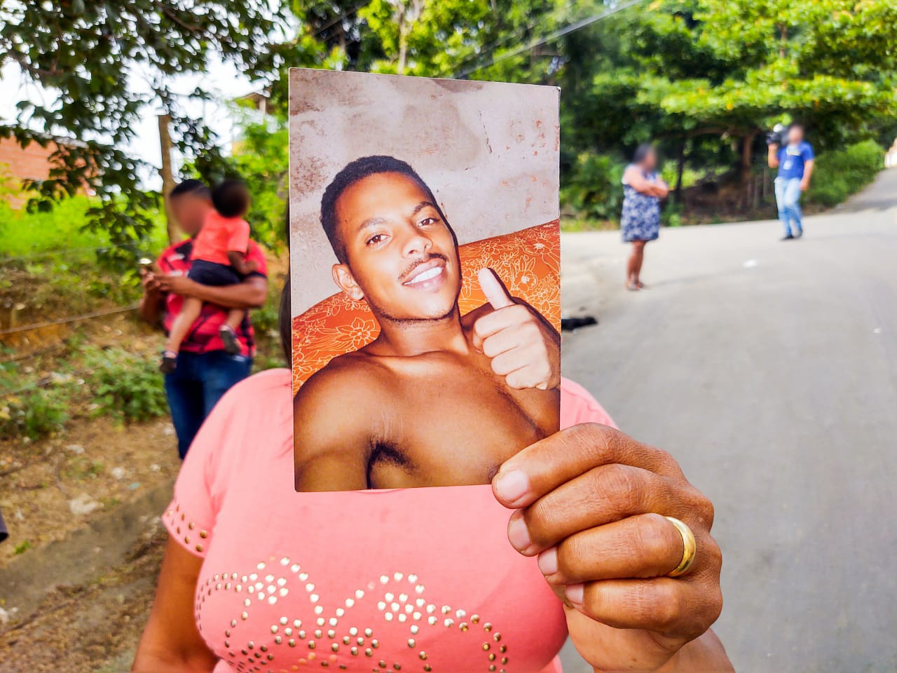 Mãe da vítima mostra foto do filho (Foto: Taynara Nascimento)