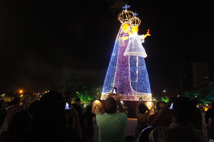 Nossa Senhora da Penha iluminada na Praça do Papa (Foto: Tiago Coutinho)
