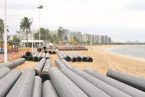 Na praia de Camburi, os dutos que serão usados na dragagem da areia já começam a ser preparados para a obra (Foto: Beto Morais/AT)