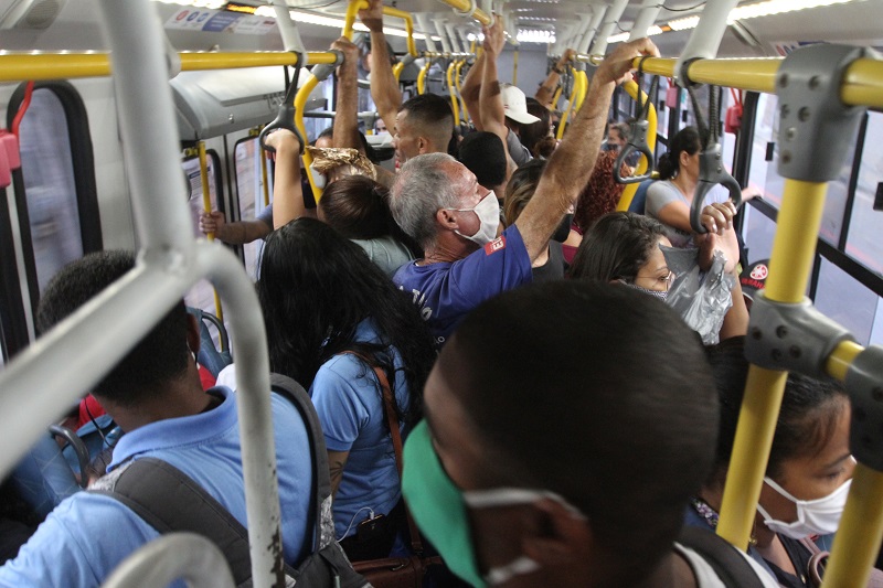 Ônibus da linha 518 do Transcol lotado passa pela rodovia Serafim Derenzi (Foto: Beto Morais/AT)