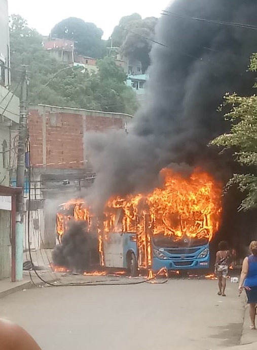 Ônibus do Transcol é incendiado em Porto Novo, Cariacica (Foto: Enviada por WhatsApp)