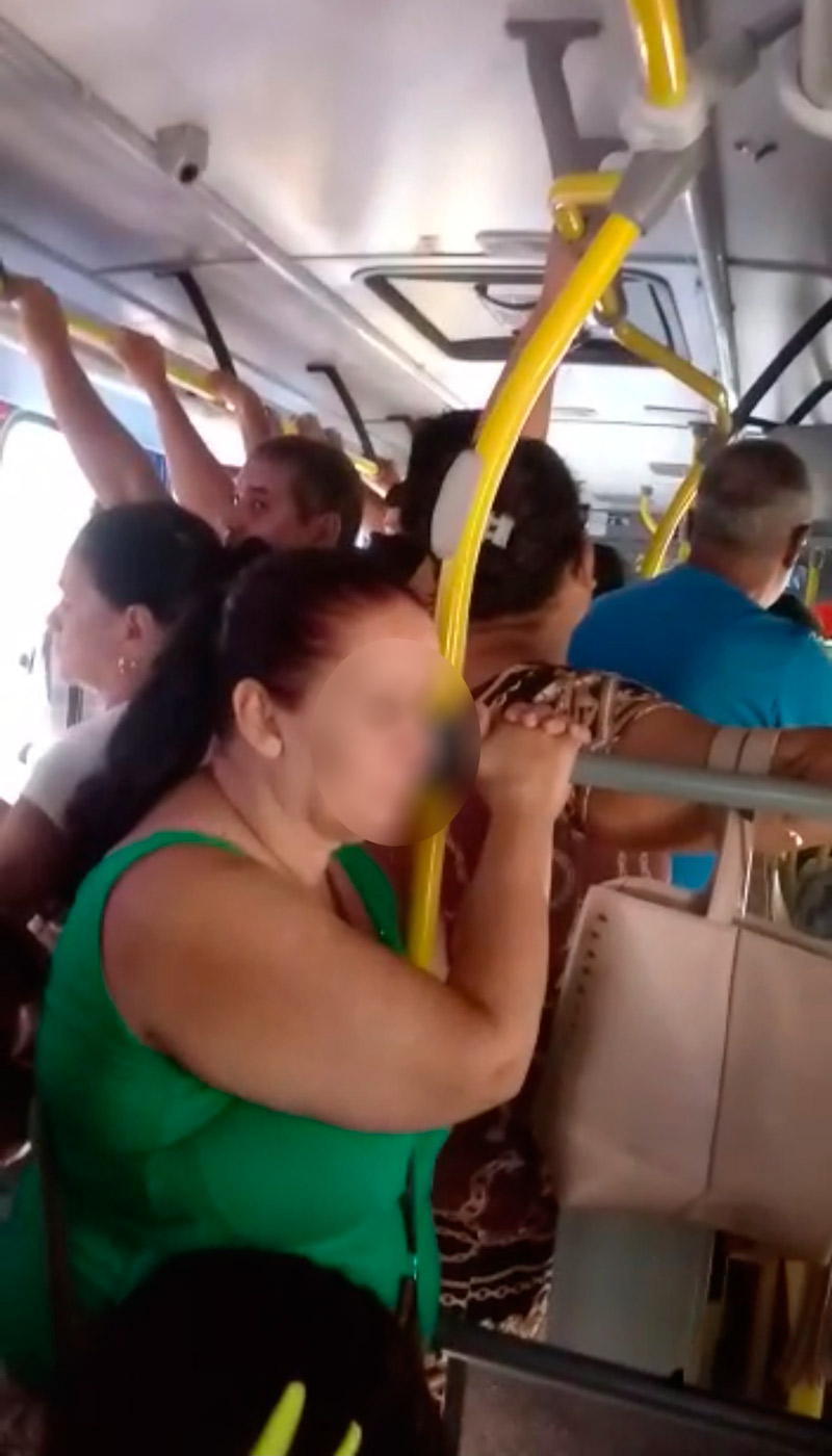 Passageiro registrou o ônibus lotado pela manhã (Foto: Compartilhado via WhatsApp)