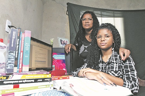 Jezilene está preocupada e acredita que a filha Alice será prejudicada, mesmo a estudante se esforçando sozinha (Foto: Beto Morais/AT)