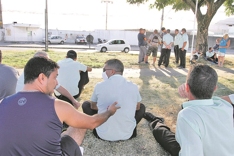 Motoristas estão de greve e ficaram parados ontem em frente à garagem da Viação Tabuazeiro, em Vitória. (Foto: Leone Iglesias/AT 28/04/20)