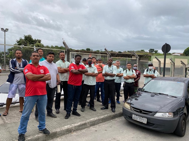 Motoristas de cobradores em frente à garagem da empresa Grande Vitória. (Foto: Divulgação)