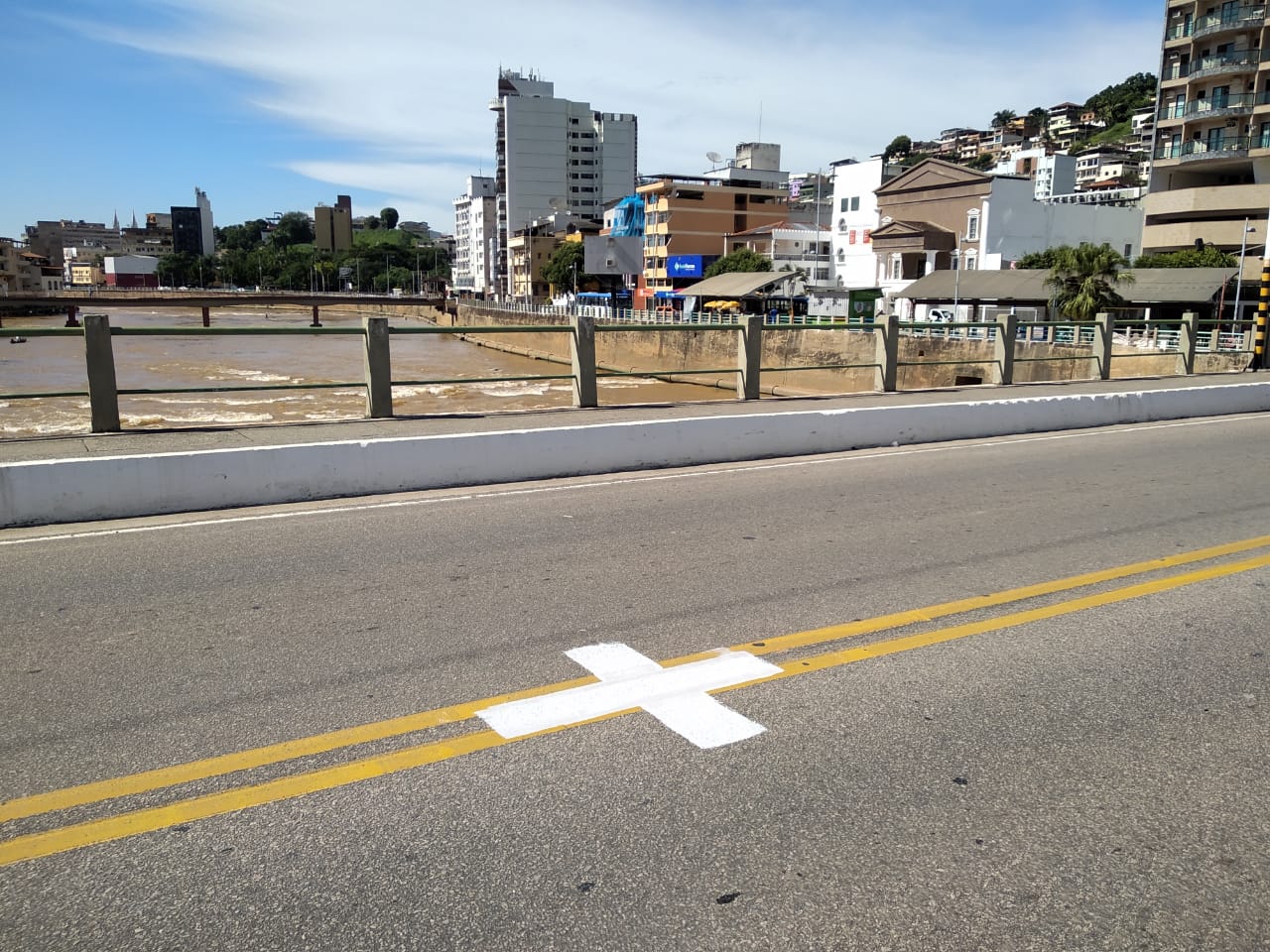 Pinturas no chão da cidade intrigam moradores de Cachoeiro (Foto: Alessandro de Paula)