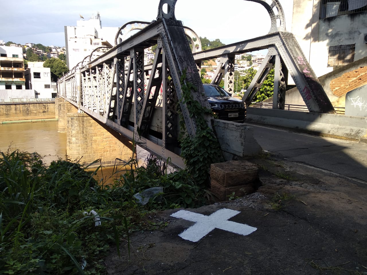 Pinturas no chão da cidade intrigam moradores de Cachoeiro (Foto: Alessandro de Paula)