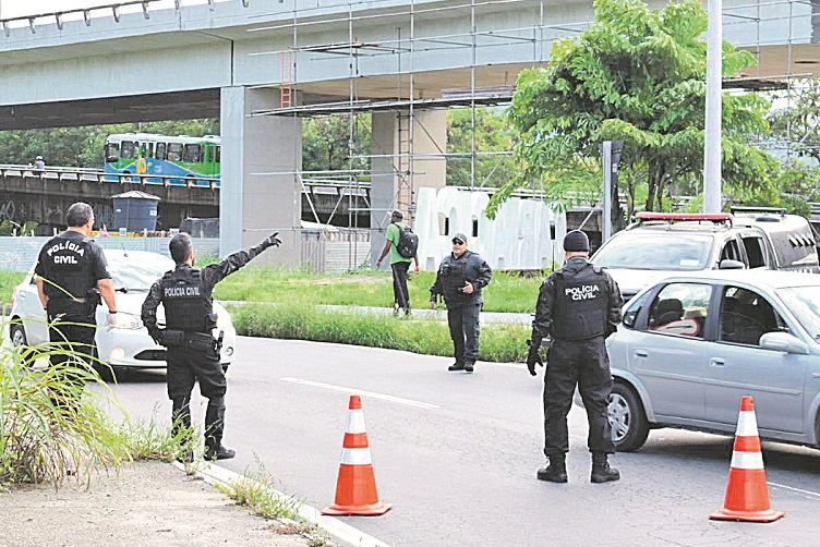 Policiais civis durante operação: editais das seleções para atuar na área serão publicados em breve (Foto: Arquivo/AT)