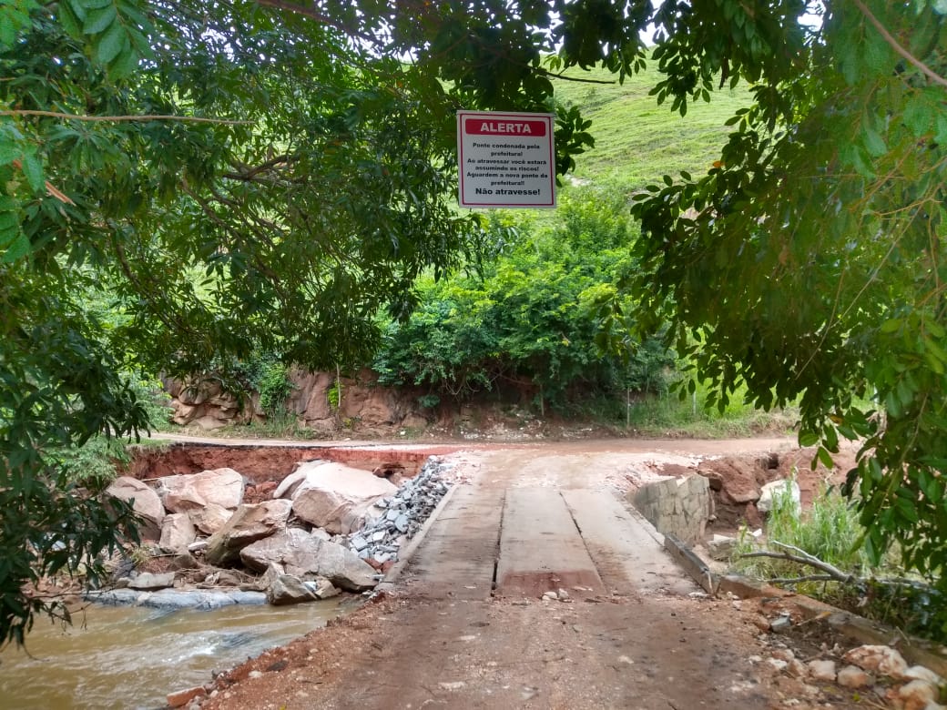 Sinalização colocada em ponte (Foto: Divulgação Prefeitura de Castelo)