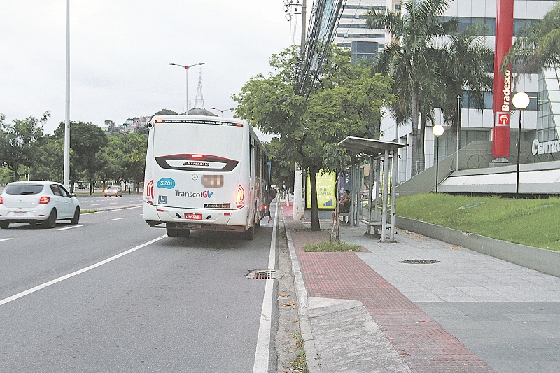 Ponto de ônibus na Enseada do Suá, em Vitória. (Foto: Kadidja Fernandes/AT)