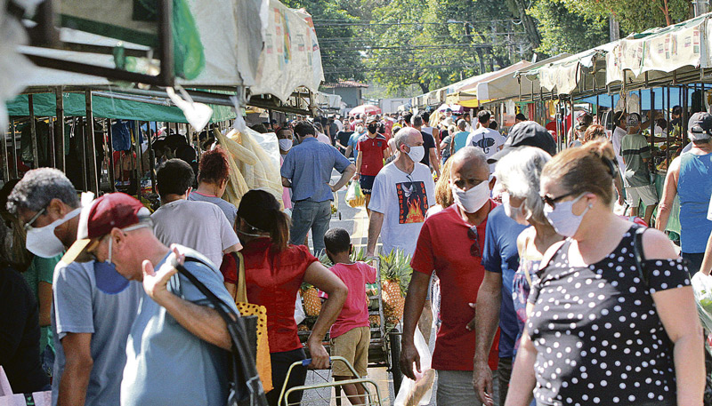 População em feira livre com máscaras: equipamento de proteção é obrigatório na Grande Vitória (Foto: Kadidja Fernandes / AT – 18/04/2020)