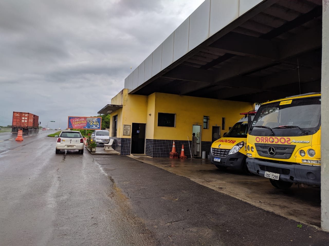 O ônibus parou em uma base de apoio da concessionária que administra a rodovia ES 060 para pedir ajuda. (Foto: Júlio Couto)