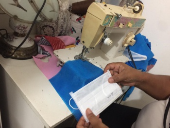 Costureira de escola de samba produz máscaras (Foto: Núcleo Produtivo dos Ícones da Cultura Capixaba)