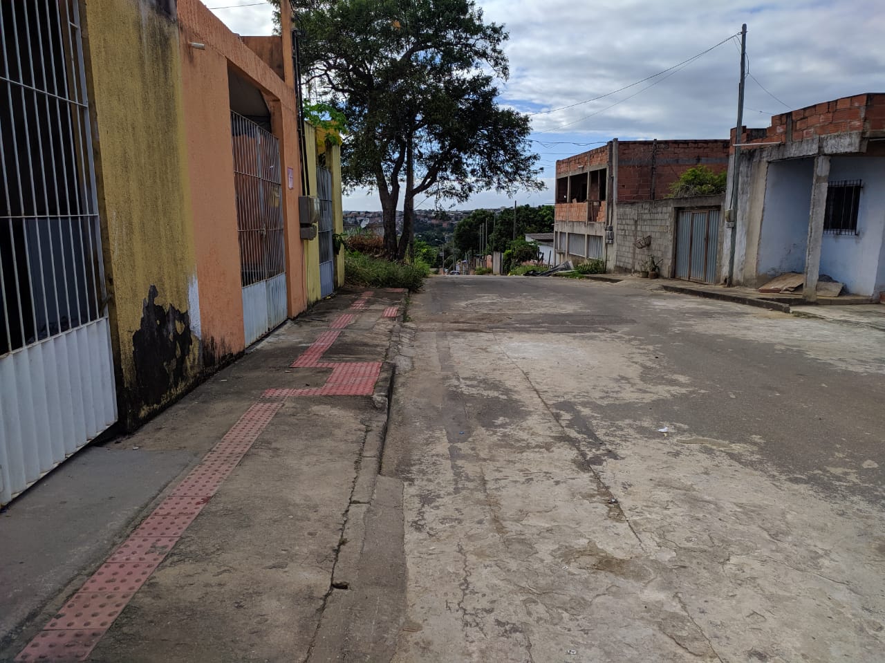 Dois primos de 21 e 23 anos foram baleados depois de saírem de casa no bairro Cascata, na Serra (Foto: Júlia Afonso)